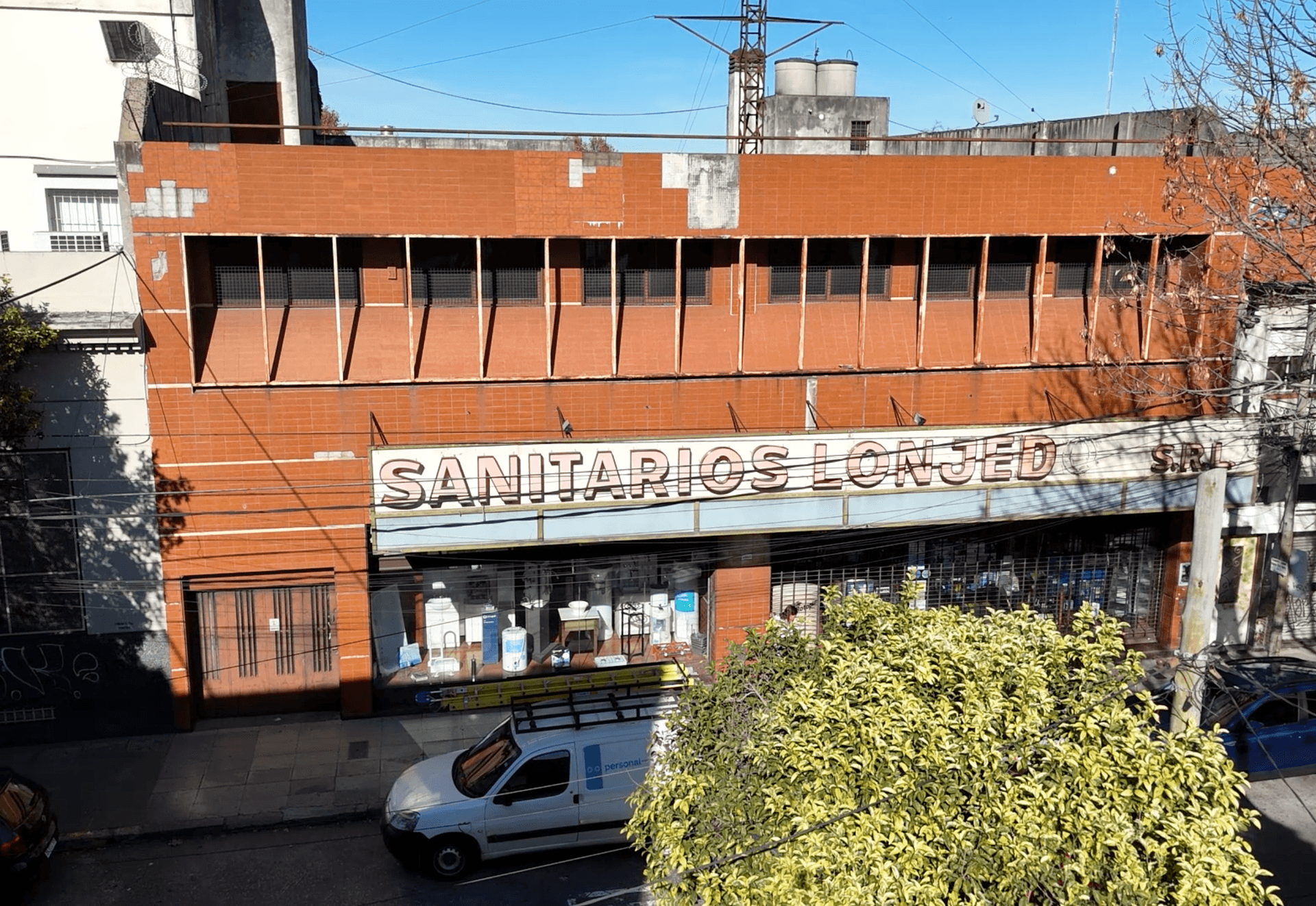 Alquiler: Importante Local en Florida Oeste con estacionamiento estratégico imagen 1