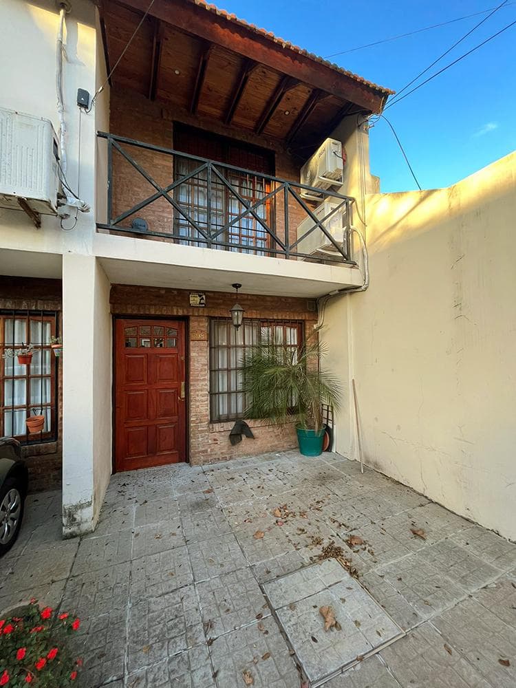 Duplex 4 ambientes, patio, cochera en Olivos imagen 2