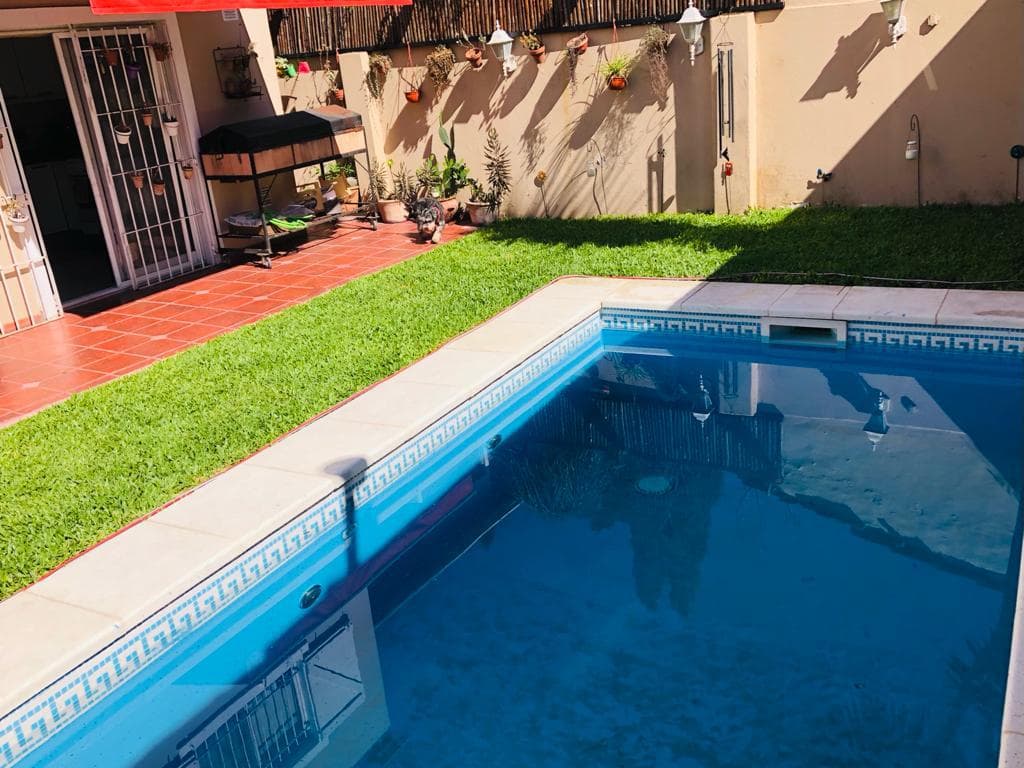 Excelente chalet 6 ambientes con jardín y piscina - Martínez imagen 7