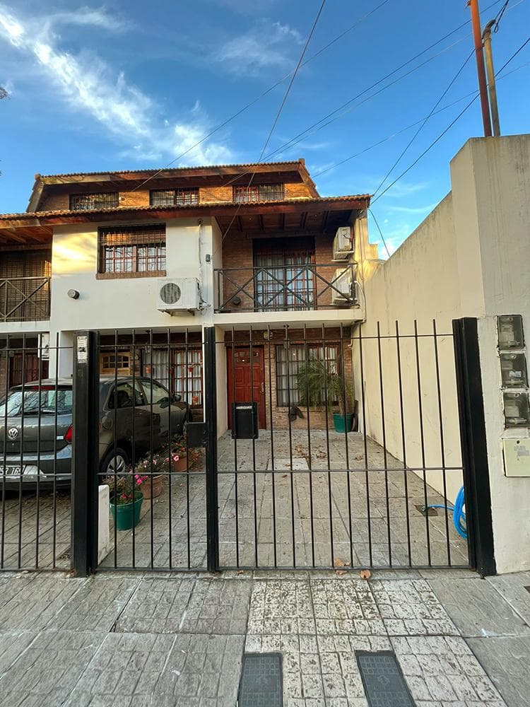 Duplex 4 ambientes, patio, cochera en Olivos imagen 1
