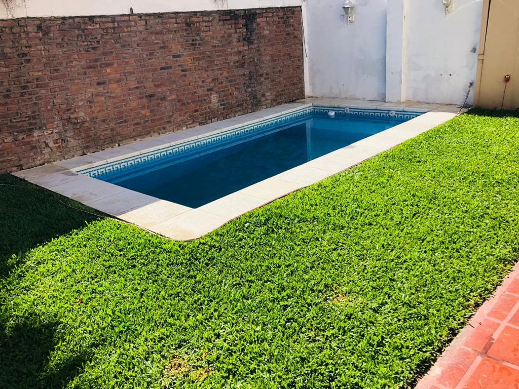 Excelente chalet 6 ambientes con jardín y piscina - Martínez imagen 8