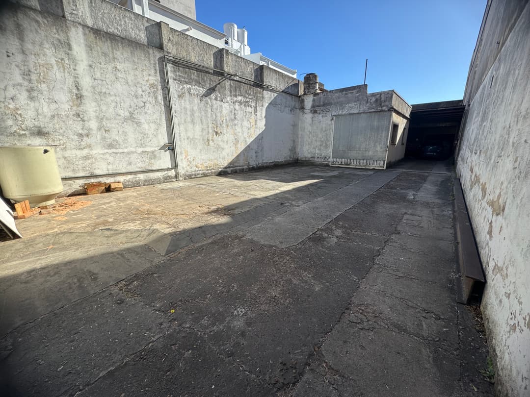 Importante Local en Florida Oeste con estacionamiento estratégico imagen 14