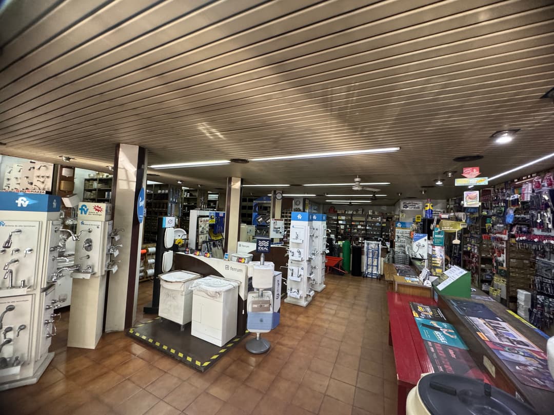 Importante Local en Florida Oeste con estacionamiento estratégico imagen 2