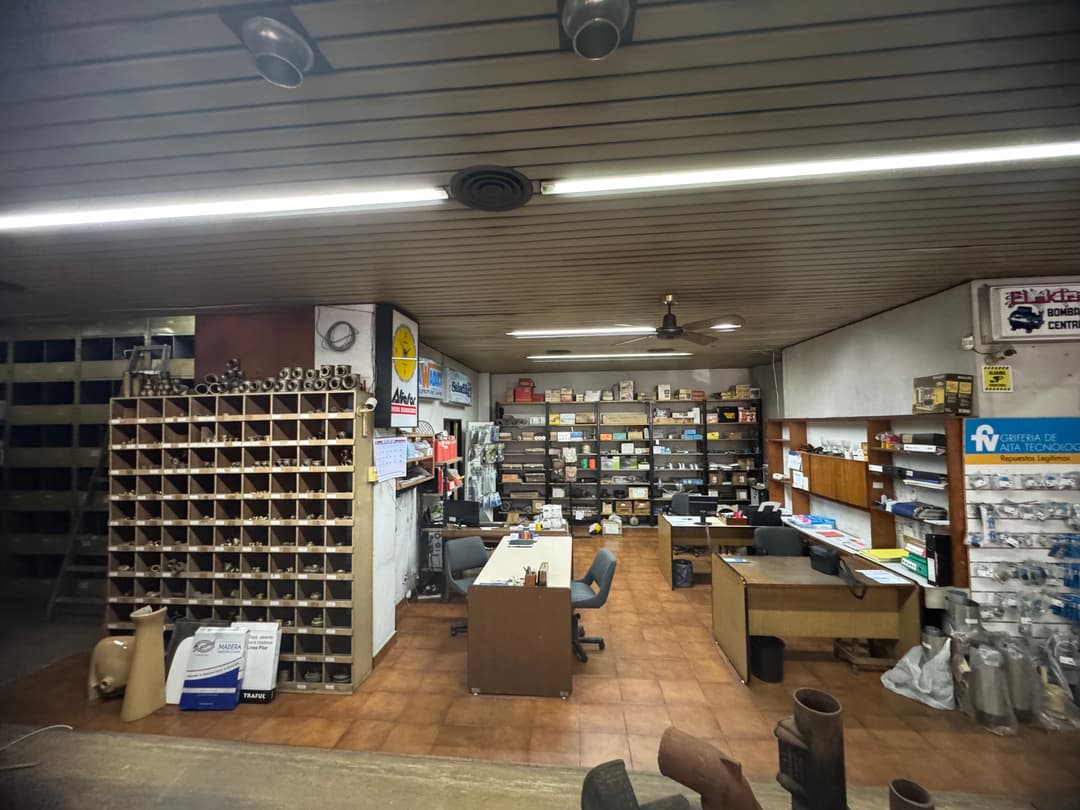 Importante Local en Florida Oeste con estacionamiento estratégico imagen 3