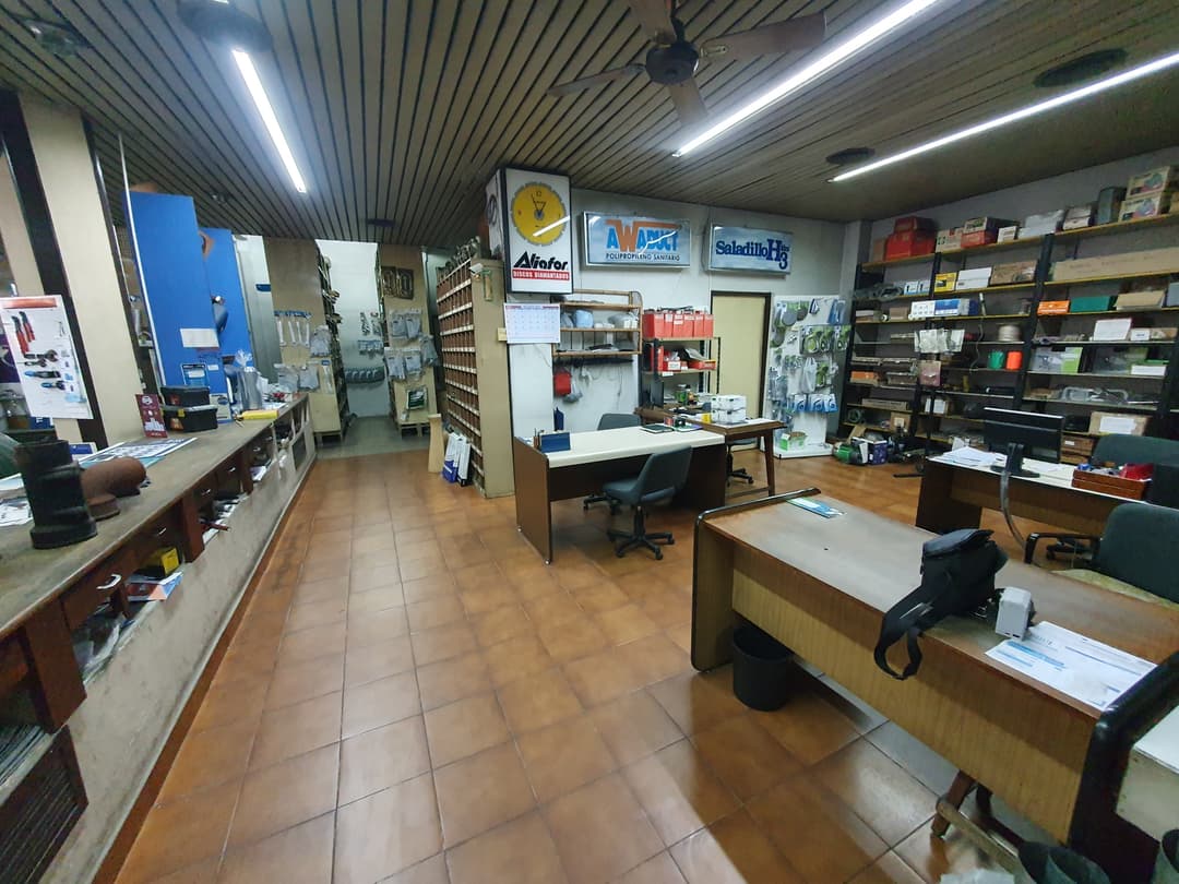 Importante Local en Florida Oeste con estacionamiento estratégico imagen 6