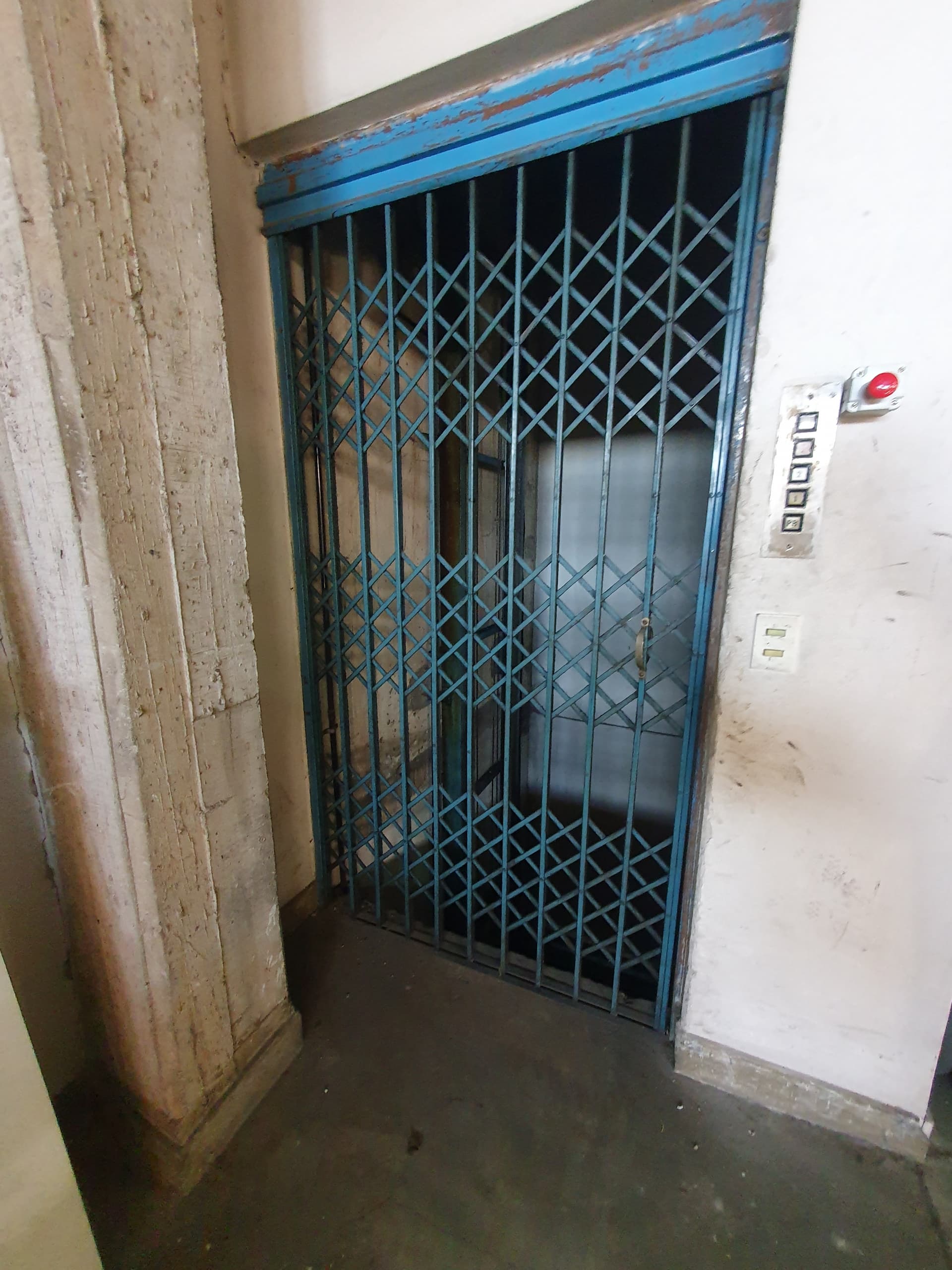 Alquiler: Importante Local en Florida Oeste con estacionamiento estratégico imagen 7