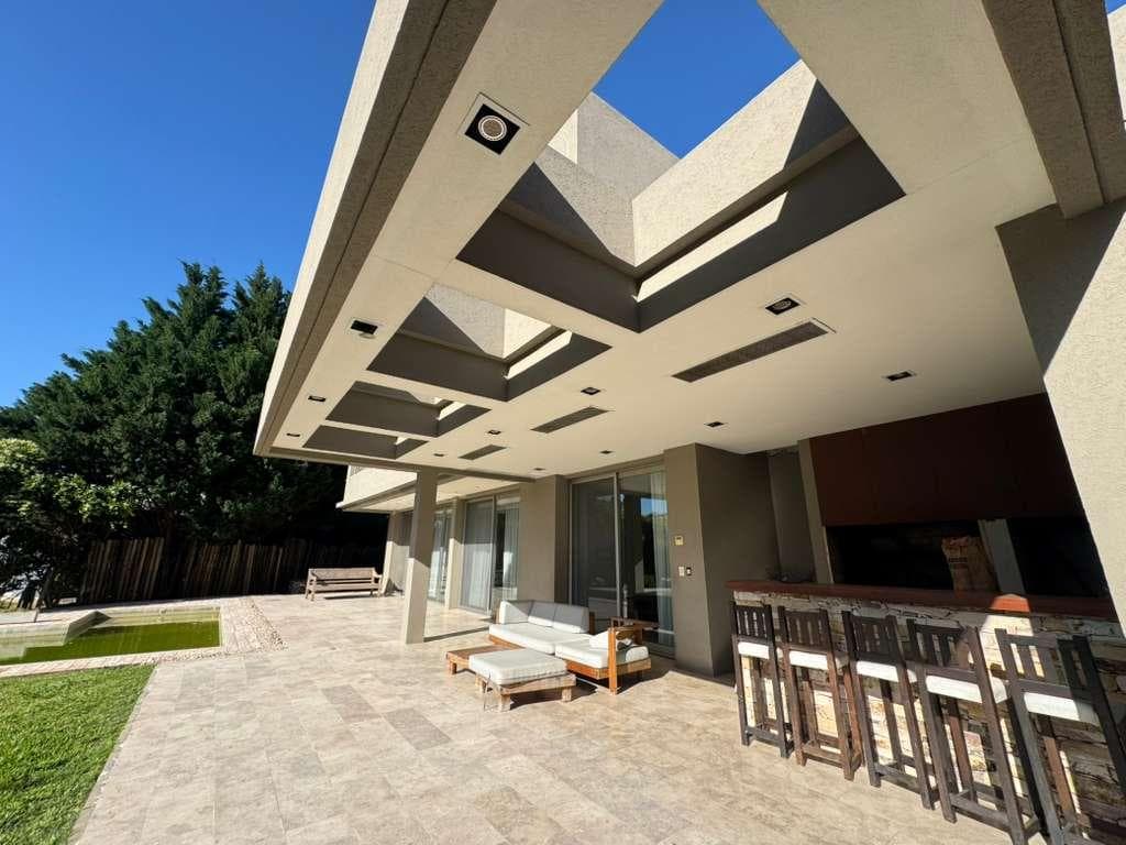 Excelente casa de 4 dormitorios en venta en Barrio Ayres de Pilar imagen 2