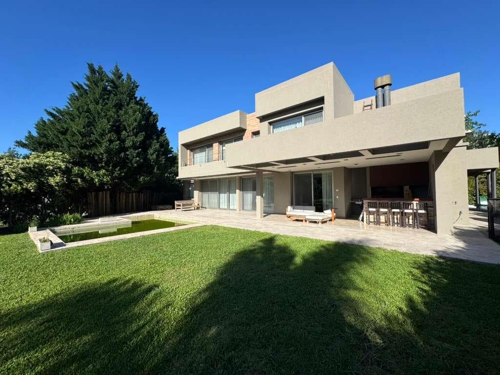Excelente casa de 4 dormitorios en venta en Barrio Ayres de Pilar imagen 1